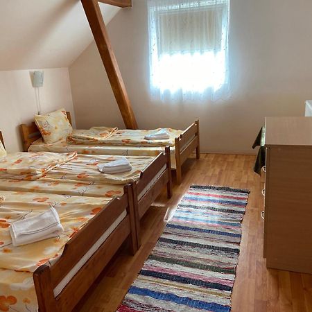 Balazs Vendeghaz Aparthotel Lupeni  Exterior photo