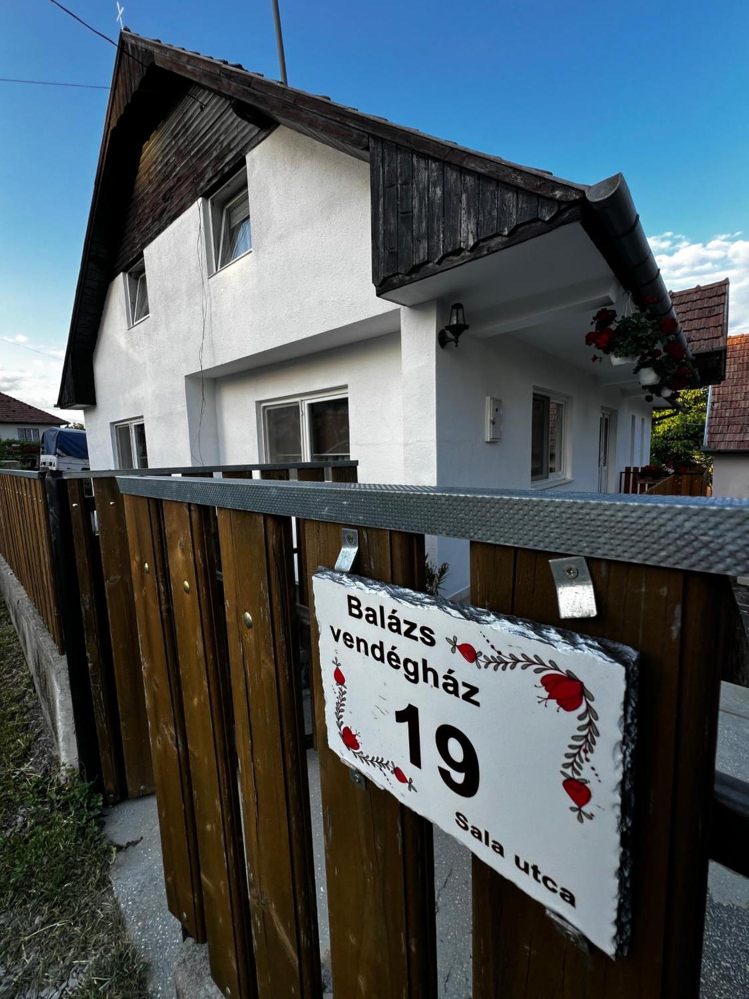Balazs Vendeghaz Aparthotel Lupeni  Exterior photo