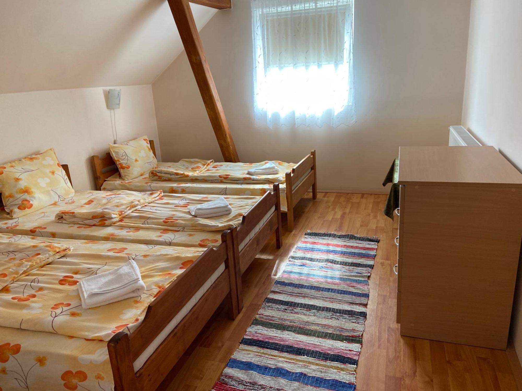 Balazs Vendeghaz Aparthotel Lupeni  Exterior photo